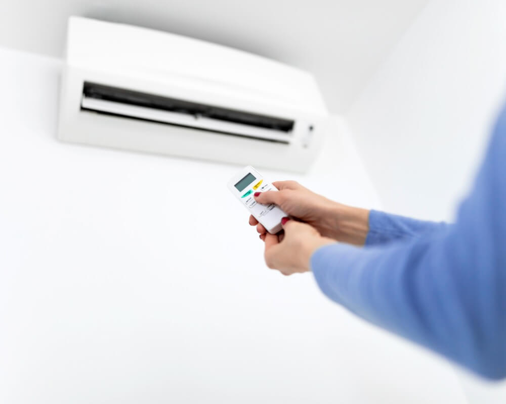 ¿Qué distancia debe guardar el aparato de aire acondicionado con respecto a las ventanas de los vecinos?